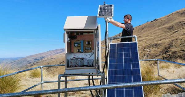 Installing a rain gauge measuring rainfall in real-time in the Rock and Pillar Ranges area